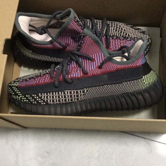 Yeezy Boost 350V2 - Picture 2 of 5